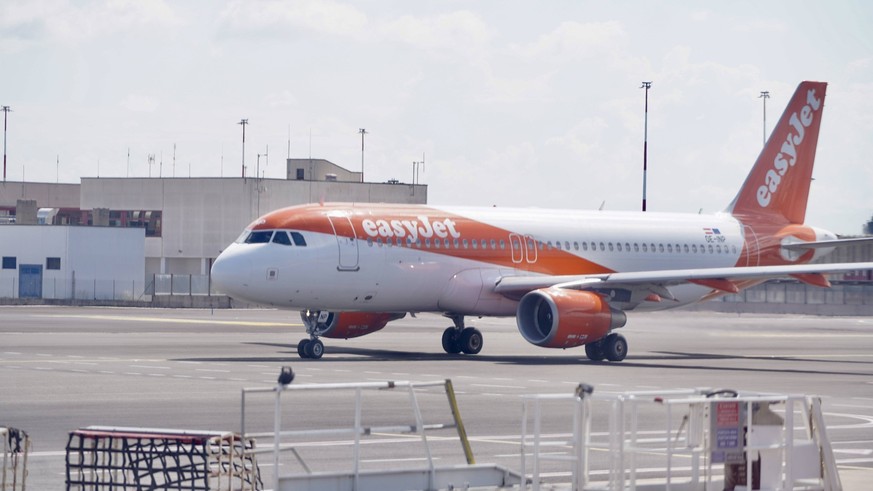 Aufgrund von Streiks, Personalmangel und Luftraumsperrungen hat die britische Billigfluggesellschaft Easyjet während der Sommerferien rund 1700 Flüge gestrichen. Die meisten betroffenen Verbindungen b ...