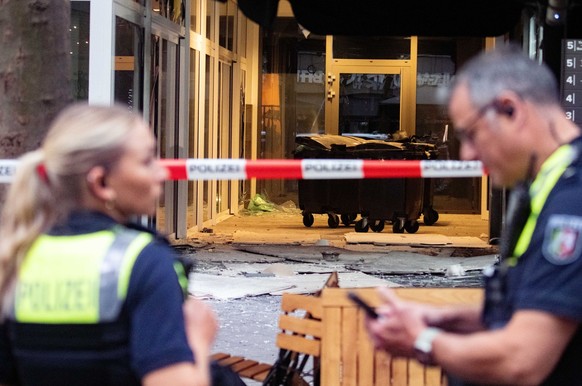 16.09.2024, Nordrhein-Westfalen, Köln: Polizisten stehen nach einer Explosion vor einem beschädigten Gebäude in der Innenstadt am Hohenzollernring. Über mögliche Verletzte oder die Ursache der Explosion liegen keine Informationen vor.