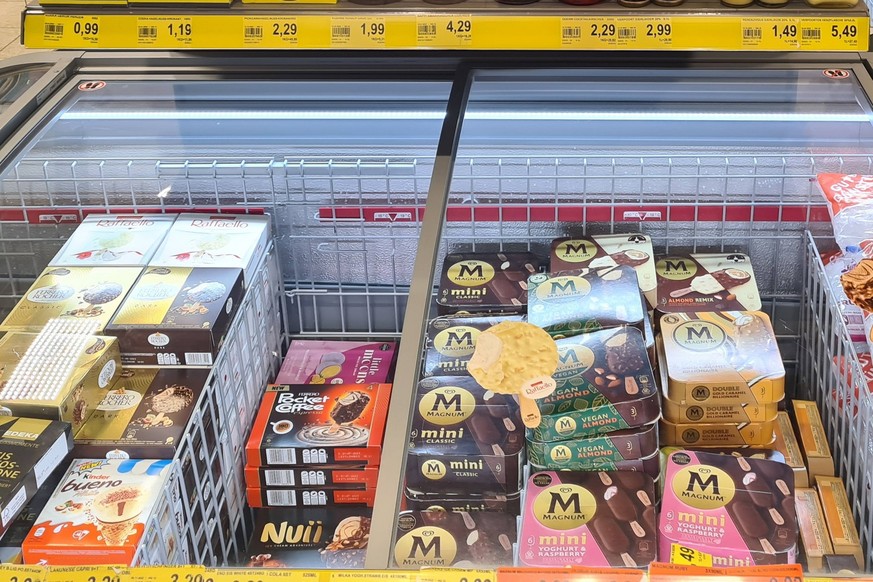 Herschbach Themenfoto: Nahrung, Lebensmittel, Versorgung, Supermarkt, Edeka, 11.02.2023 Tiefkuehltheke mit Eis, Themenfoto: Nahrung, Lebensmittel, Versorgung, Supermarkt, Edeka, 11.02.2023 *** Herschb ...