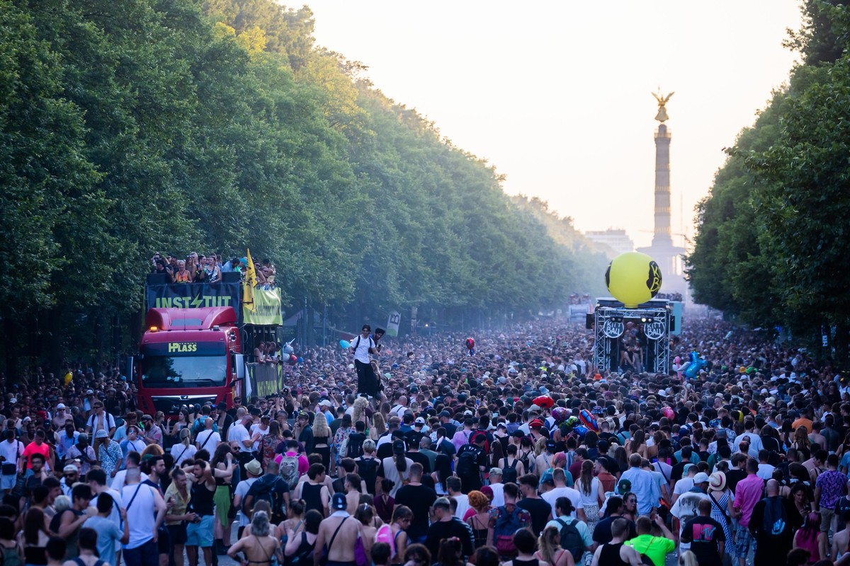 ARCHIV - 08.07.2023, Berlin: Menschen feiern 2023 bei der Technoparade «Rave the Planet» vor der Siegessäule in Berlin. Auch in diesem Jahr werden wieder Tausende Menschen erwartet in Berlin zu dem Um ...