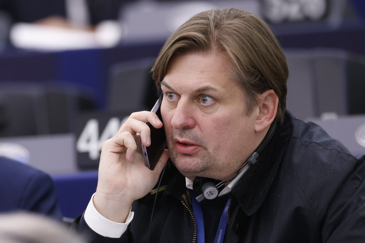 ARCHIV - 23.04.2024, Frankreich, Straßburg: Maximilian Krah von der Alternative für Deutschland (AfD) nimmt an einer Sitzung des Europäischen Parlaments teil. Frankreichs Rechtsnationale um Marine Le  ...
