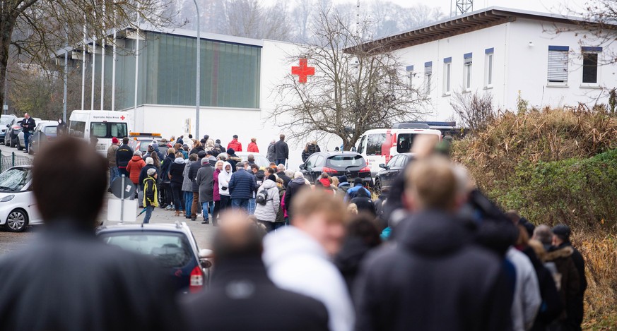 dpatopbilder - 13.11.2021, Bayern, Wunsiedel: Ein lange Warteschlange hat sich vor einem Corona-Impfzentrum in Wunsiedel gebildet. Foto: Nicolas Armer/dpa +++ dpa-Bildfunk +++