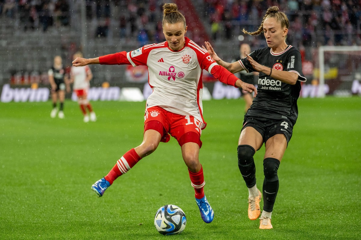 Lina Magull 16 FC Bayern Muenchen Frauen, Sophia Kleinherne 4 Eintracht Frankfurt, Zweikampf, FC Bayern Frauen Muenchen vs. Eintracht Frankfurt, Fussball, Google Pixel Frauen-Bundesliga, 4. Spieltag, ...
