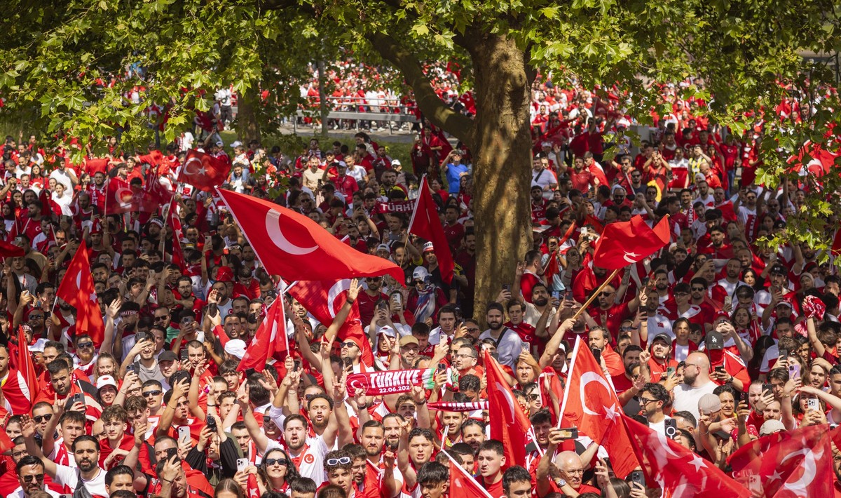 Dortmund, Germany. 22nd Jun 2024. Fan march: Turkish fans on their way to the stadium Turkey - Portugal Türkei - Portugal 22.06.2024 *** Dortmund, Germany 22nd Jun 2024 Fan march Turkish fans on their ...