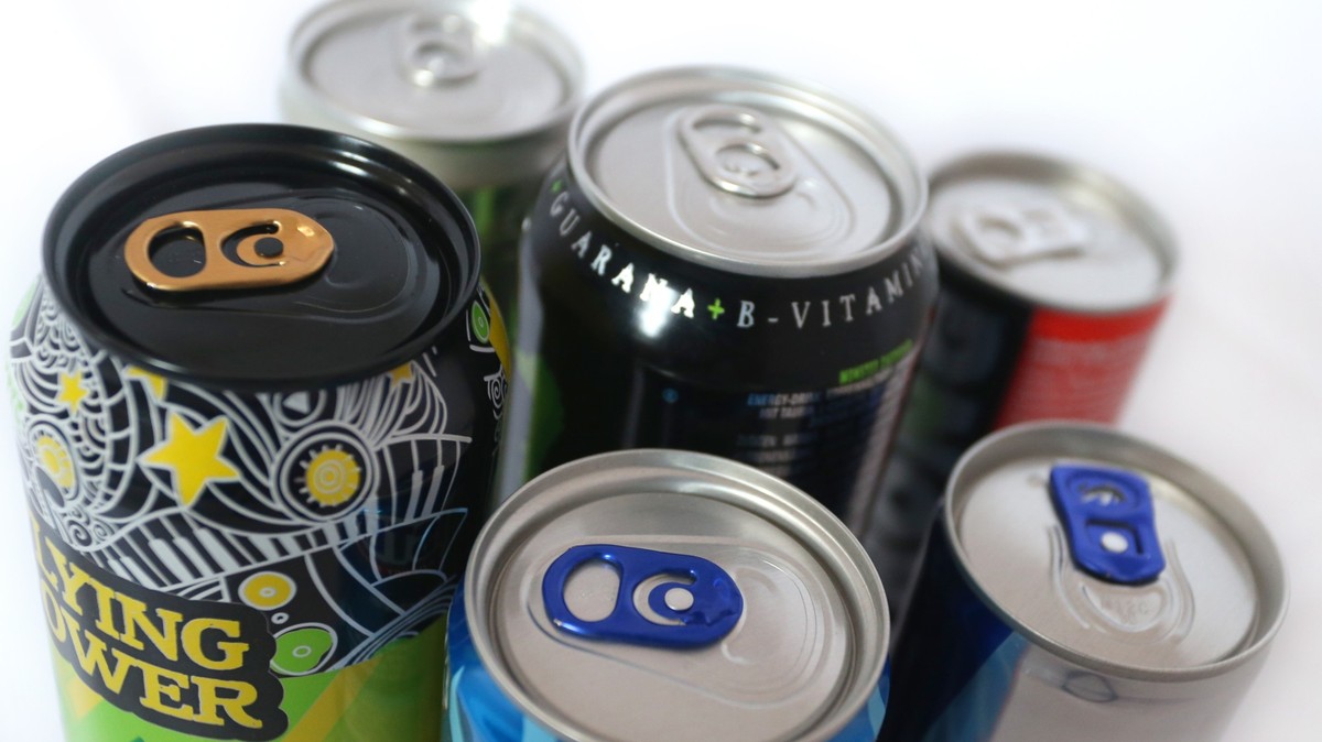 ARCHIV - 26.02.2018, Bayern, Kaufbeuren: ILLUSTRATION - Verschiedene Energy-Drinks der Discounter Aldi, Lidl und Edeka. (zu dpa: