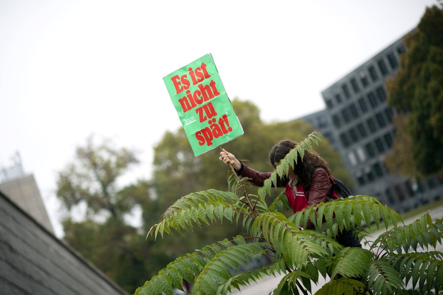 Demo Solidarischer Herbst DEU, Deutschland, Germany, Berlin, 22.10.2022 Aktivisten vom Volksbegehren Berlin 2030 Klimaneutral mit Plakat Es ist nicht zu Spaet auf der Demonstration und Kundgebung der  ...