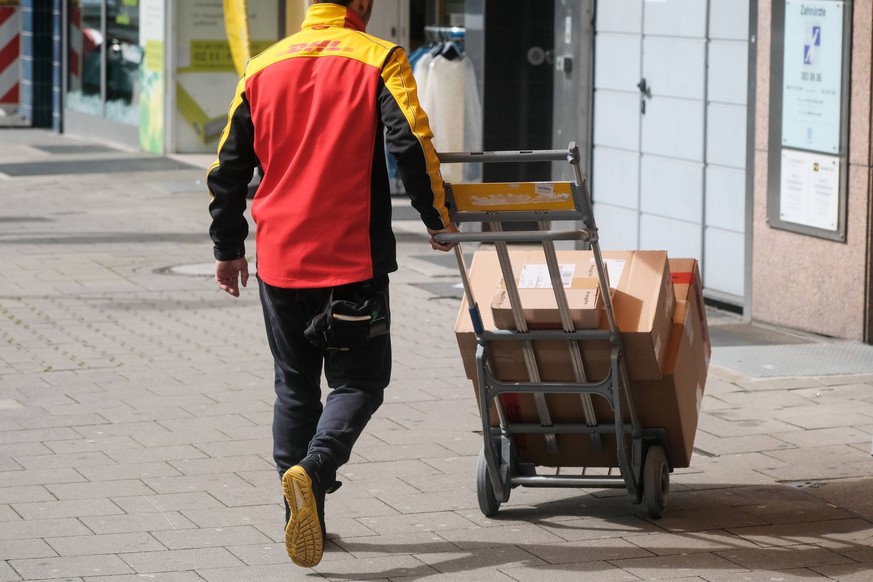 Düsseldorf 12.04.2023 Post DHL Paket Pakete Paketwagen Postpaketwagen Paketzusteller Amazon Retouren Retoure CO2 Online shoppen einkaufen onlineshopping Internetshopping Paketboom Paketbote Paketsteue ...