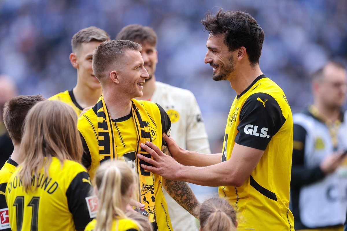 18.05.2024, Fussball, Saison 2023/2024, 1. Bundesliga, 34. Spieltag, Borussia Dortmund - SV Darmstadt 98, v. l. Marco Reus Borussia Dortmund, Mats Hummels Borussia Dortmund, Dortmund Signal Iduna Park ...