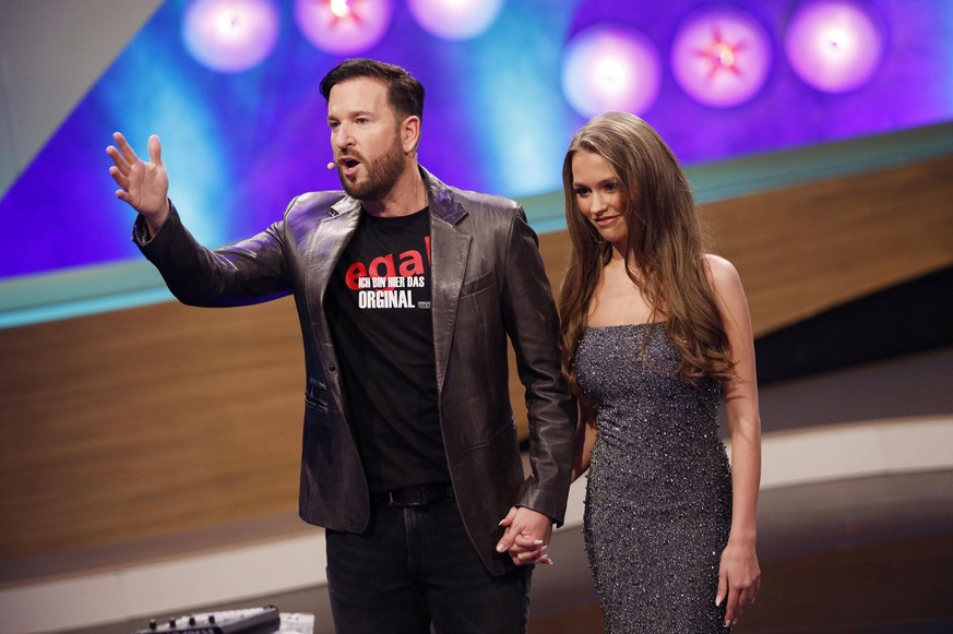 Michael Wendler mit Freundin Laura Müller in der RTL-Live-Show Pocher vs. Wendler - Schluss mit lustig in den NOBEO Studios. Köln-Hürth, 01.03.2020 *** Michael Wendler with girlfriend Laura Müller in  ...