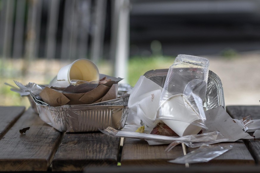 Verpackungsmüll auf Tisch