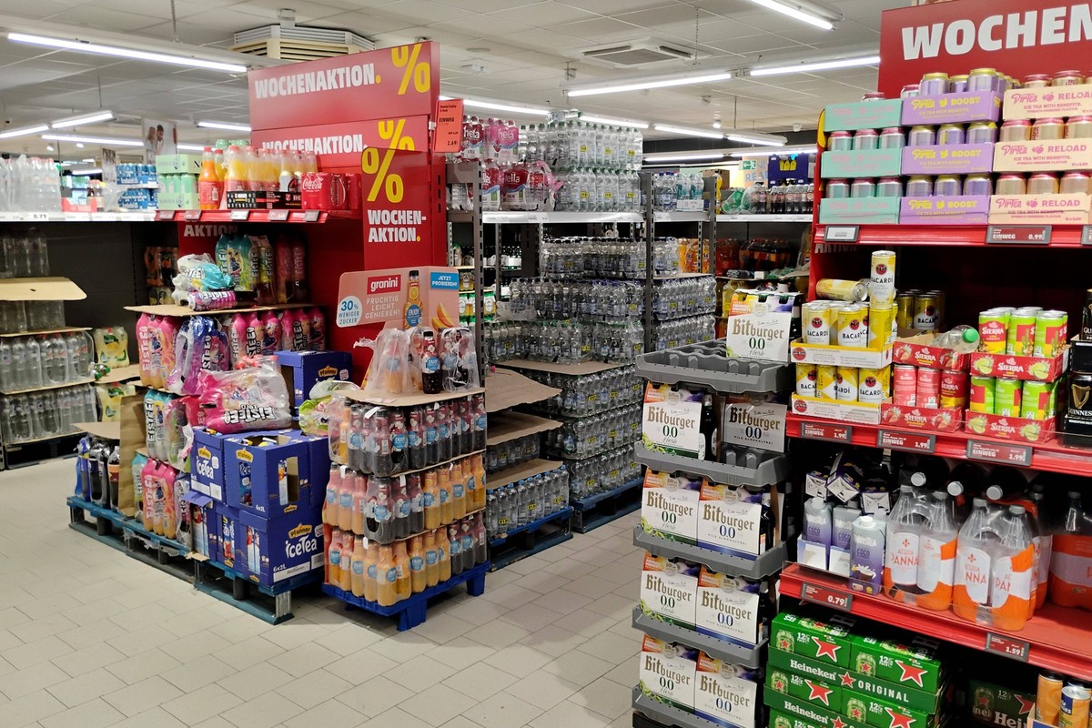Getraenke Abteilung / Regale im Supermarkt / Discounter / Bier / Limonade / Wasser Getraenke Abteilung Supermarkt *** Drinks department Supermarket shelves Discounter Beer Lemonade Water Drinks depart ...