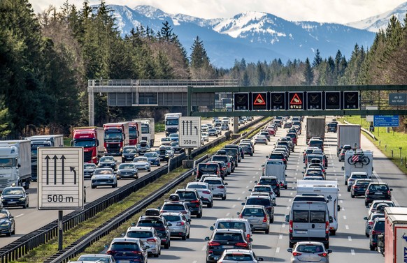 Osterreiseverkehr, Stau auf Autobahn A8, M�nchen-Salzburg, Reiseverkehr in Richtung S�den, s�dlich von M�nchen, 1. April 2023 Deutschland, Hofolding bei M�nchen, 1. April 2023, Osterreiseverkehr, Stau ...