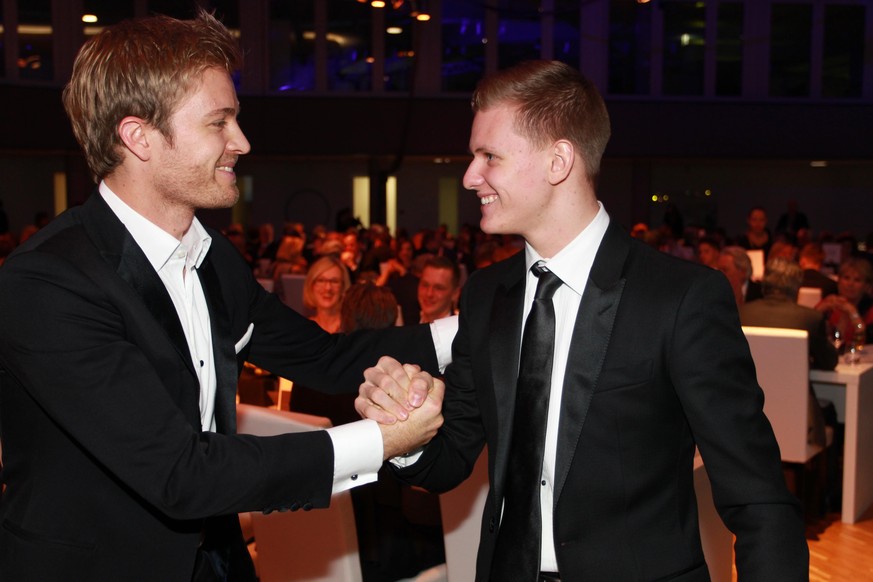 Nico Rosberg (l.) lässt sich vom damals 17-jährigen Mick Schumacher zur Ehrung als "Motorsportler des Jahres 2016" beglückwünschen. 