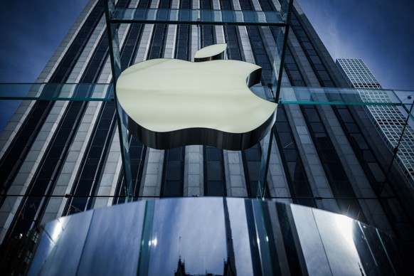 Archivio - 16 settembre 2023, USA, New York: Logo Apple, scattato all'Apple Store sulla Fifth Avenue a Manhattan.  (Agenzia di stampa tedesca: 