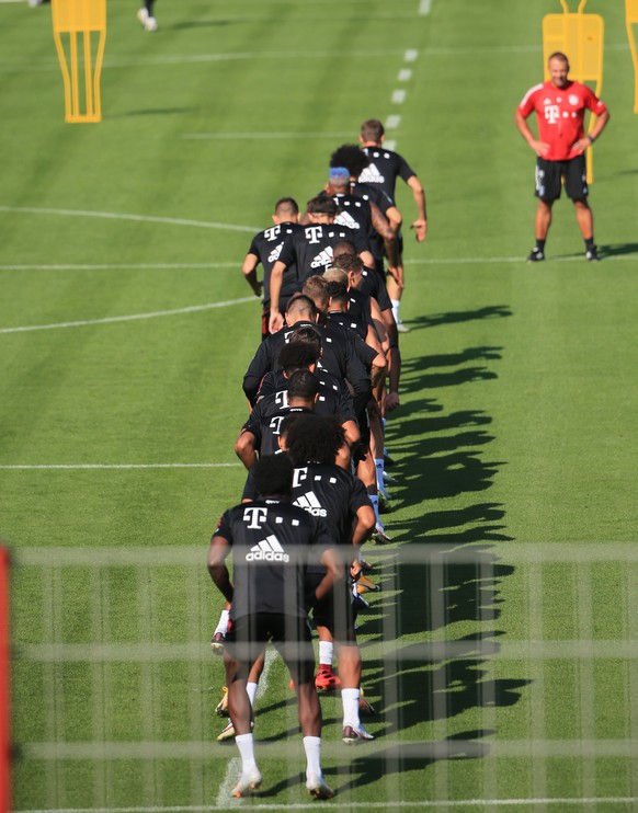 22.09.2020, FC Bayern Training, Muenchen, Fussball, im Bild: FCB team mit Hansi Flick FCB *** 22 09 2020, FC Bayern Training, Munich, soccer, sports, in the picture FCB team with Hansi Flick FCB