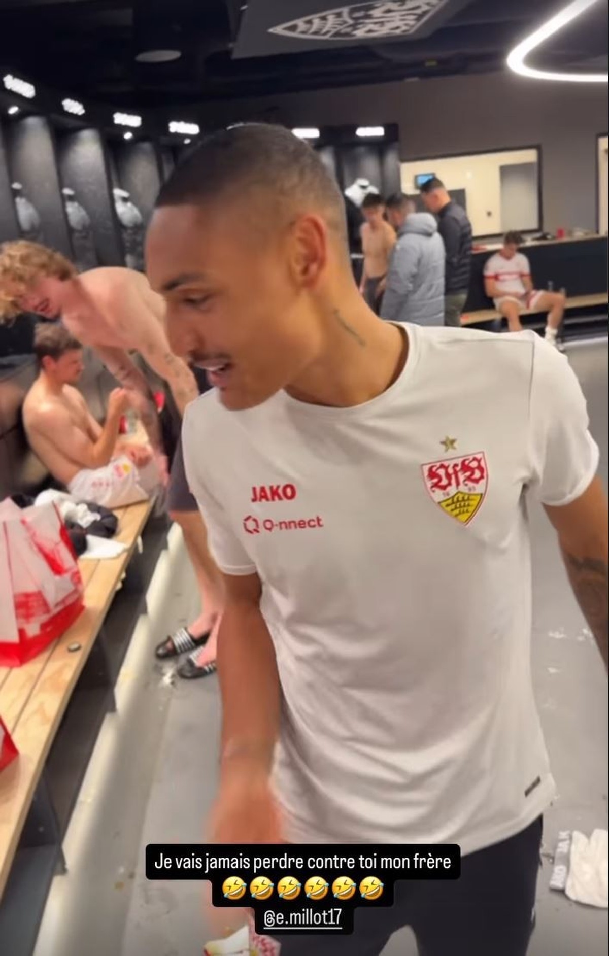 Enzo Millot muss die Stichelei von Ekitiké ertragen, Nick Woltemade zieht sich im Hintergrund um.