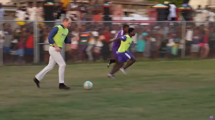 Mit jungen Jamaikanern und zwei berühmten Fußballern hat Prinz William auf Jamaika Fußball gespielt. 