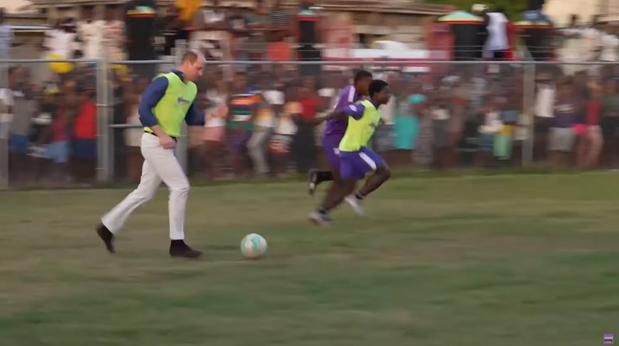 Mit jungen Jamaikanern und zwei berühmten Fußballern hat Prinz William auf Jamaika Fußball gespielt.