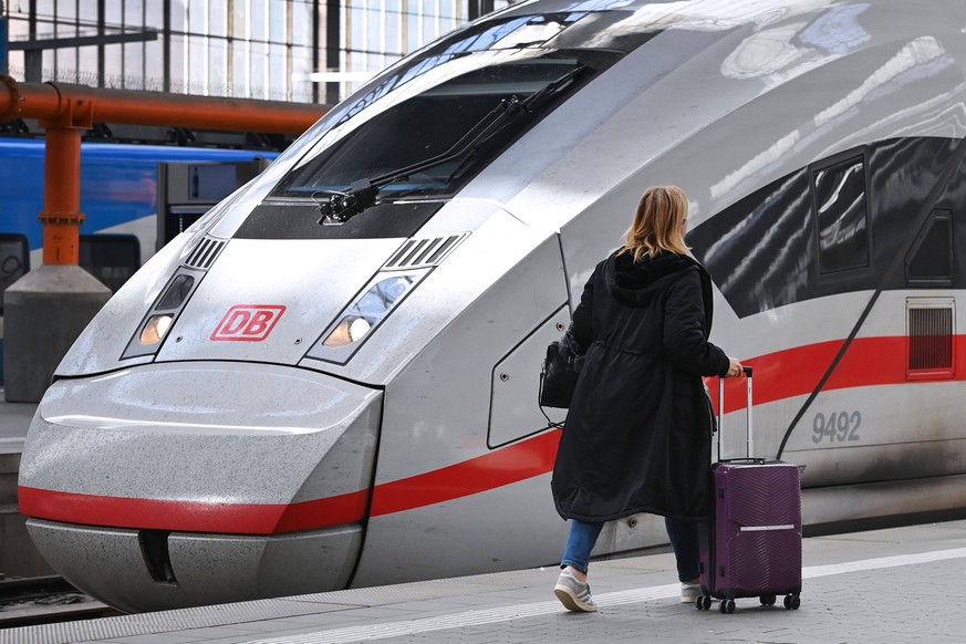 Streik der GDL am 12.03.2024 am Hauptbahnhof in Muenchen. Zug ,Lokomotive,ICE,Reisende,Fahrgaeste, *** Strike of the GDL on 12 03 2024 at the main station in Munich train,locomotive,ICE,travelers,pass ...