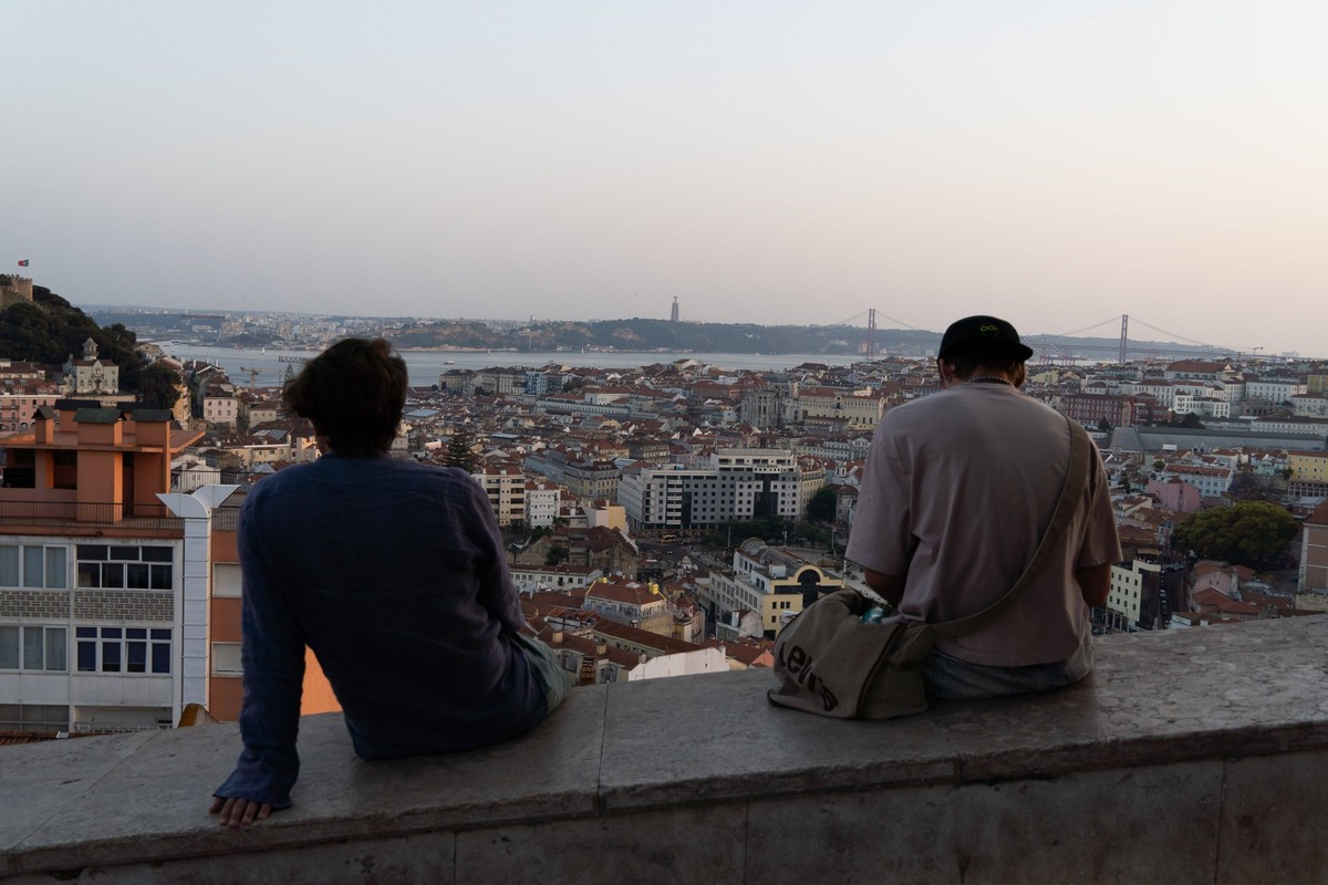 June 16, 2025, Lisbon, Santiago, Portugal: People watch the sunset from Miradouro da Senhora do Monte in Lisbon, Portugal. Lisbon Portugal - ZUMAb332 20250616_zip_b332_011 Copyright: xMatiasxBasualdox
