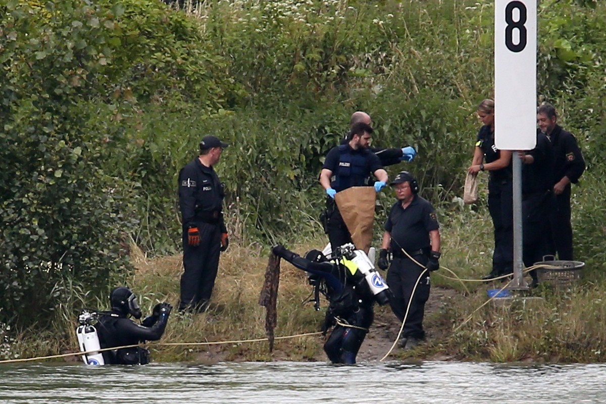 dpatopbilder - 18.06.2024, Rheinland-Pfalz, Worms: Polizei ist am Rheinufer im Einsatz. im Stadtteil Rheindürkheim fand die Kriminalpolizei Mainz die Leiche eines 15-jährigen Mädchens. Gegen die Elter ...