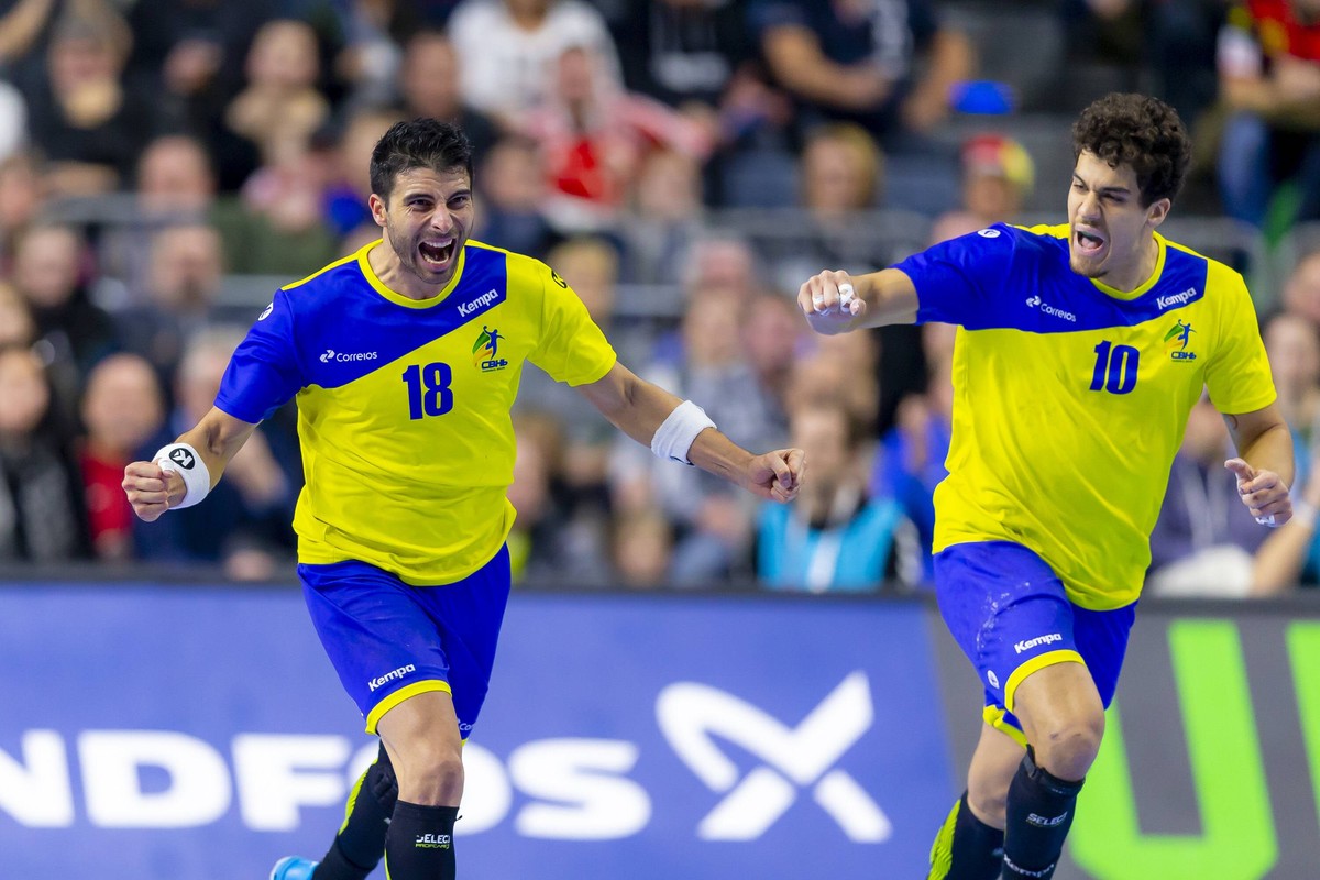 Felipe Borges (Nr. 18, Brasilien) und Jose Toledo (Nr. 10, Brasilien) freuen sich / jubeln. Brasilien vs. Kroatien, Hauptrunde, Handball, IHF Handball Weltmeisterschaft, 20.01.19 Koeln Nordrhein-Westf ...