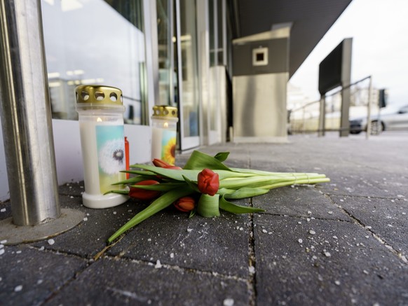 16.01.2024, Hessen, M�rfelden-Walldorf: Vor dem Supermarkt wurden Blumen abgelegt. Eine Frau wurde am Montagabend in einem Supermarkt erschossen. Der mutma�liche T�ter bringt sich danach selbst um. Na ...