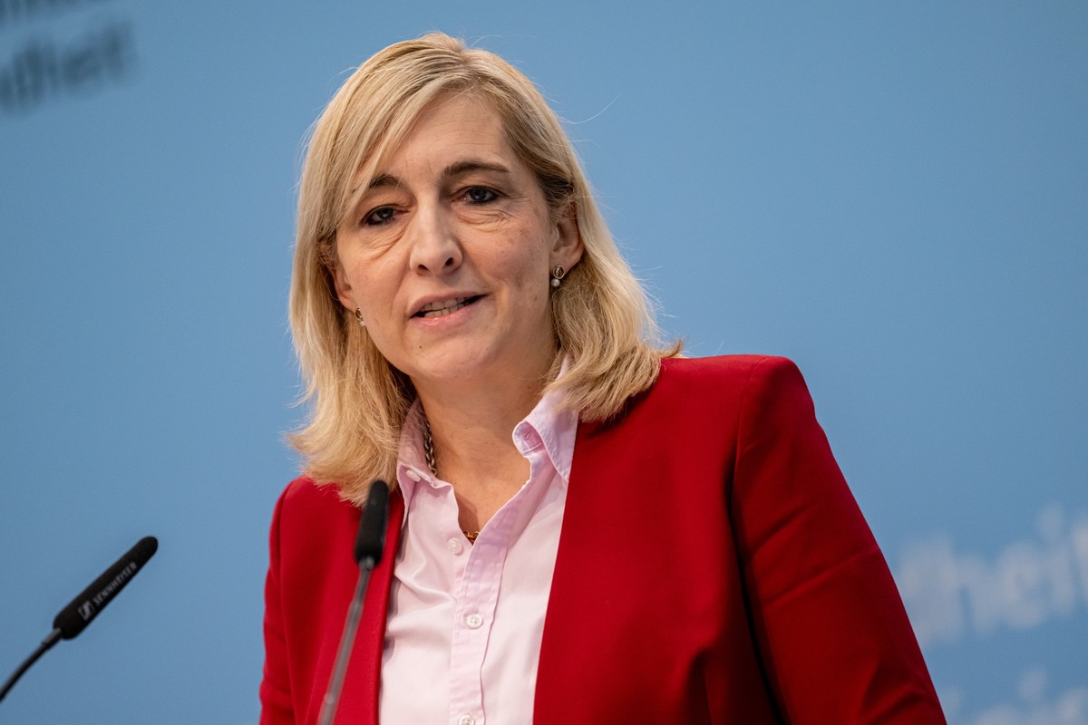 ARCHIV - 08.10.2025, Berlin: Nina Warken (CDU), Bundesgesundheitsministerin, spricht auf einer Pressekonferenz. (zu dpa: «Was bringt das Verbot für Lachgas und K.o-Tropfen?») Foto: Fabian Sommer/dpa + ...