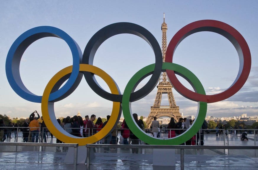 ARCHIV - 13.09.2017, Frankreich, Paris: Die Olympischen Ringe 2017 in Paris vor dem Eiffelturm. Paris kontrolliert vor Olympia 10 000 Hotels und Restaurants. (zu dpa: