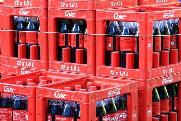 Softdrinks aus den USA Getr�nkekisten mit der US-amerikanischen Marke Coca Cola *** Soft drinks from the USA Beverage crates with the US American brand Coca Cola