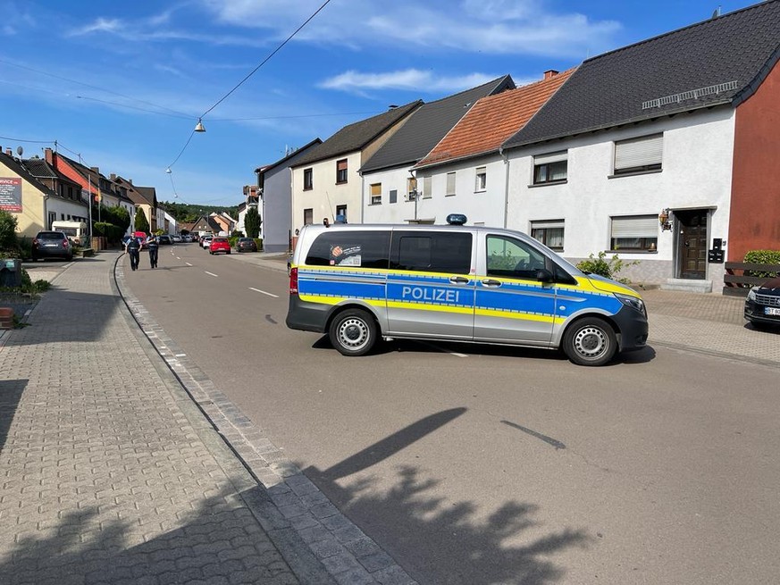 Polizei steht nahe des Einsatzortes an der Wilhelmsstraße in Saarbrücken-Klarenthal. Dort hatte ein 67-Jähriger nach Polizeiangaben einen Polizisten mit einer Schusswaffe verletzt. Eine weitere Beamti ...