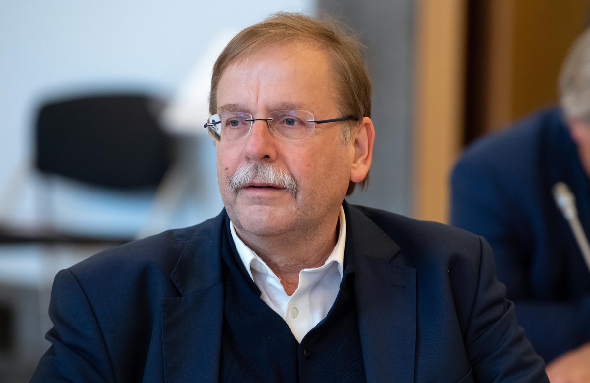 Rainer Koch, DFB-Vizepräsident, sitzt im Landgericht vor Beginn der Verhandlung im Sitzungssaal auf seinem Platz. Das Landgericht München I verhandelt in einer mündlichen Sitzung über den Widerspruch ...
