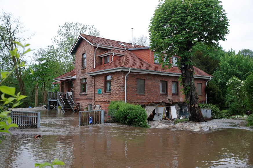 Schleswig-Holstein, Oststeinbek: Aufgestautes Wasser läuft durch das Erdgeschoß eines historischen Mühlengebäudes.