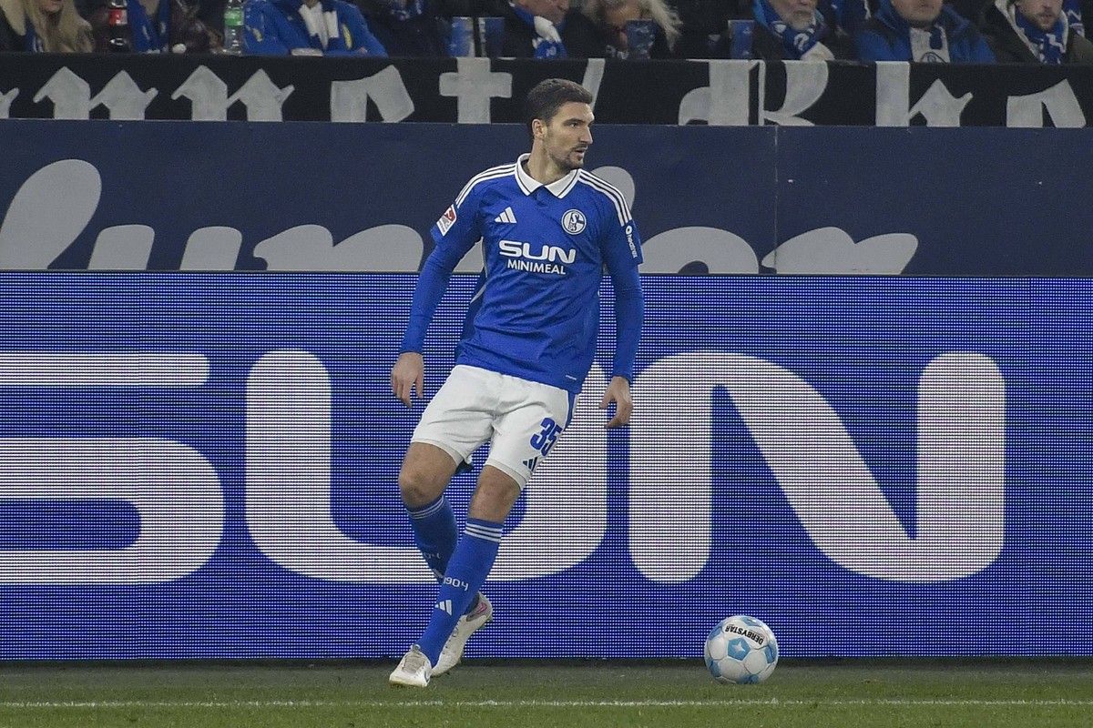 Marcin Kaminski Schalke 35 Aktion . Einzelbild . Freisteller . 14.12.2024 Fussball FC Schalke 04 vs Fortuna Duesseldorf, Veltins-Arena, Gelsenkirchen, DFB/DFL REGULATIONS PROHIBIT ANY USE OF PHOTOGRAP ...