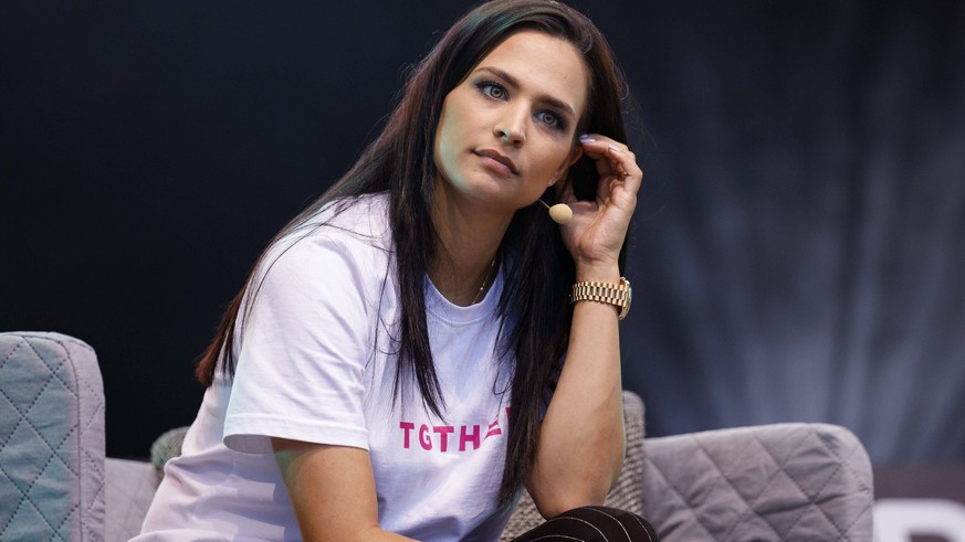 Amira Pocher mit dem Programm Die Pochers hier live im Kulturgarten in der Bonner Rheinaue. Das Bonn Live Kulturgarten Open Air Festival 2020 ist Europas erstes Open Air Festival unter Corona-Auflagen ...