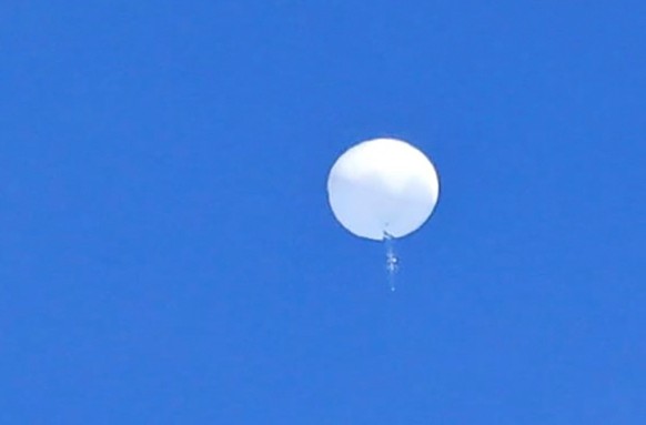 04.02.2023, USA, -: Auf diesem von Travis Huffstetler Photography zur Verfügung gestellten Bild schwebt ein großer Ballon über dem Atlantischen Ozean, direkt vor der Küste der Carolinas. Die riesige w ...