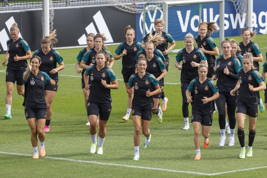 Reportage 21.06.2023 DFB Frauen Nationalmannschaft Erstes Training im Trainingscamp bei adidas in Herzogenaurach zur Vorbereitung der WM in Australien und Neuseeeland Gute Stimmung bei der Aufwärmrund ...