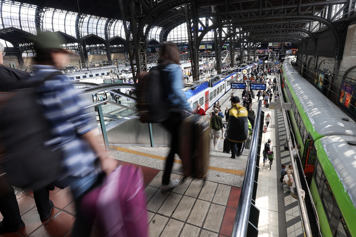 Manchmal muss man sich beeilen, um den Zug noch zu erwischen. Oft hat aber auch die Bahn Verspätung. Foto: Bodo Marks/dpa/dpa-tmn - Honorarfrei nur für Bezieher des dpa-Themendienstes +++ dpa-Themendi ...