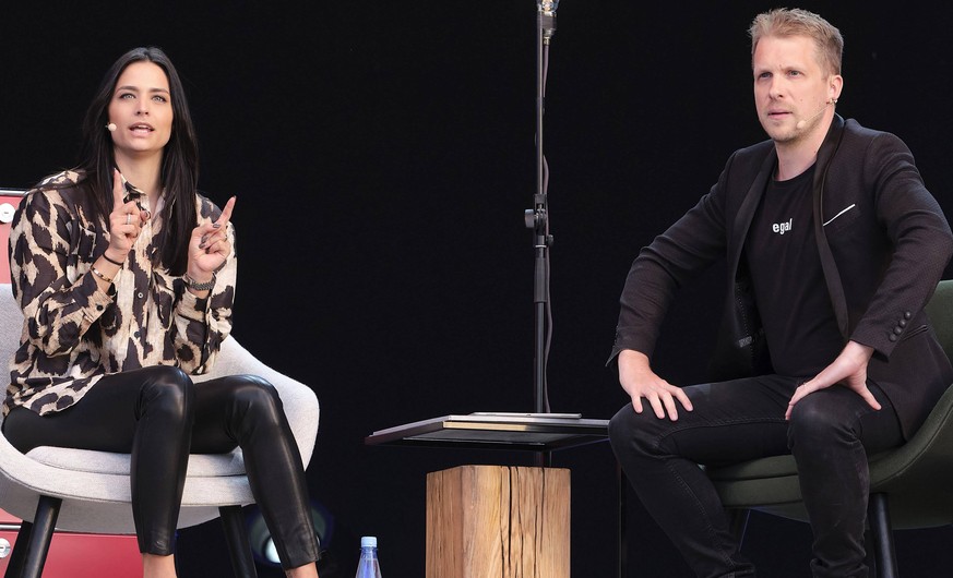 Oliver Pocher mit Ehefrau Amira Pocher bei der ersten Autokultur-Veranstaltung Die Pochers hier auf dem Schützenplatz. Die Besucher verfolgen unter Berücksichtigung klarer Hygiene-Vorschriften während ...