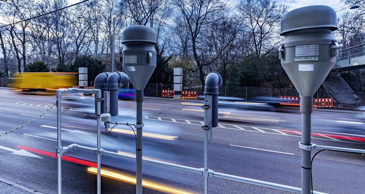 Neckartor Stuttgart, die schmutzigste Straße Deutschlands. 17 Säulen mit Luftfilter sollen die hohen Belastungen an Feinstaub und Stickoxide aus der Luft holen.