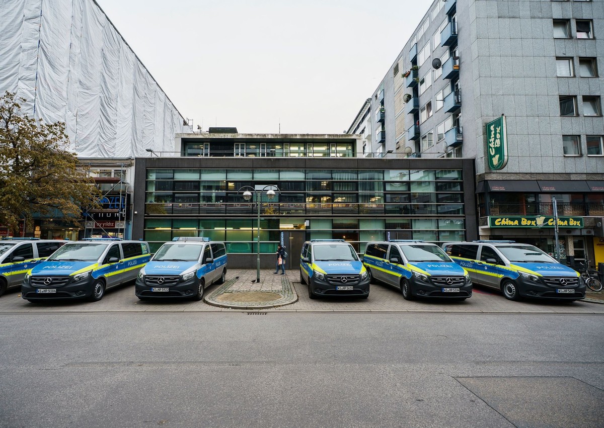 10.10.2025, Hessen, Frankfurt/Main: Einsatzfahrzeuge der Polizei stehen vor dem ersten Polizeirevier. Unter anderem wegen des Verdachts der K�rperverletzung im Amt gegen 17 Polizisten in Frankfurt am  ...
