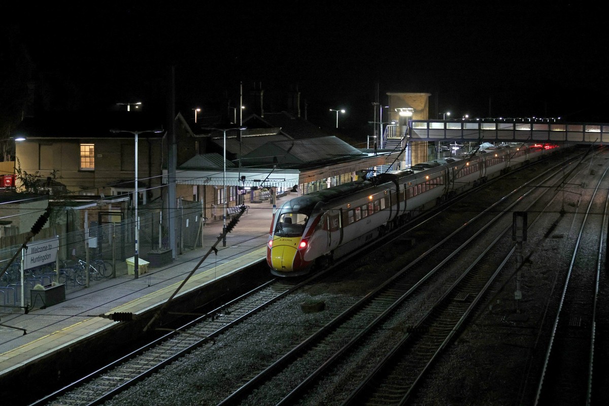01.11.2025, Großbritannien, Huntingdon: Der Bahnhof von Huntingdon, England, ist zu sehen, nachdem Menschen in einem Zug niedergestochen wurden. Foto: Chris Radburn/PA/dpa +++ dpa-Bildfunk +++