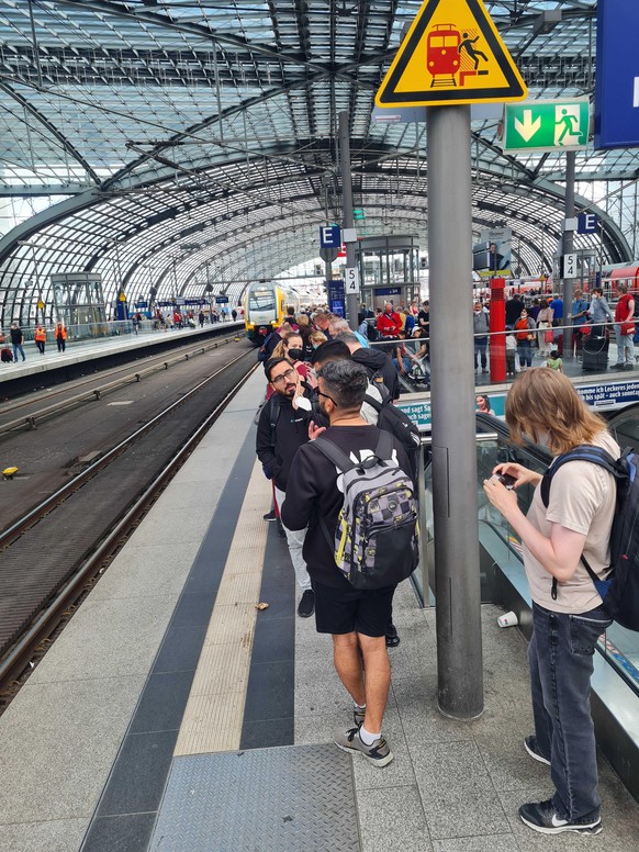 Auch an einem ganz normalen Wochentag ist der Bahnsteig mit Regionalzug-Reisenden gut gefüllt.