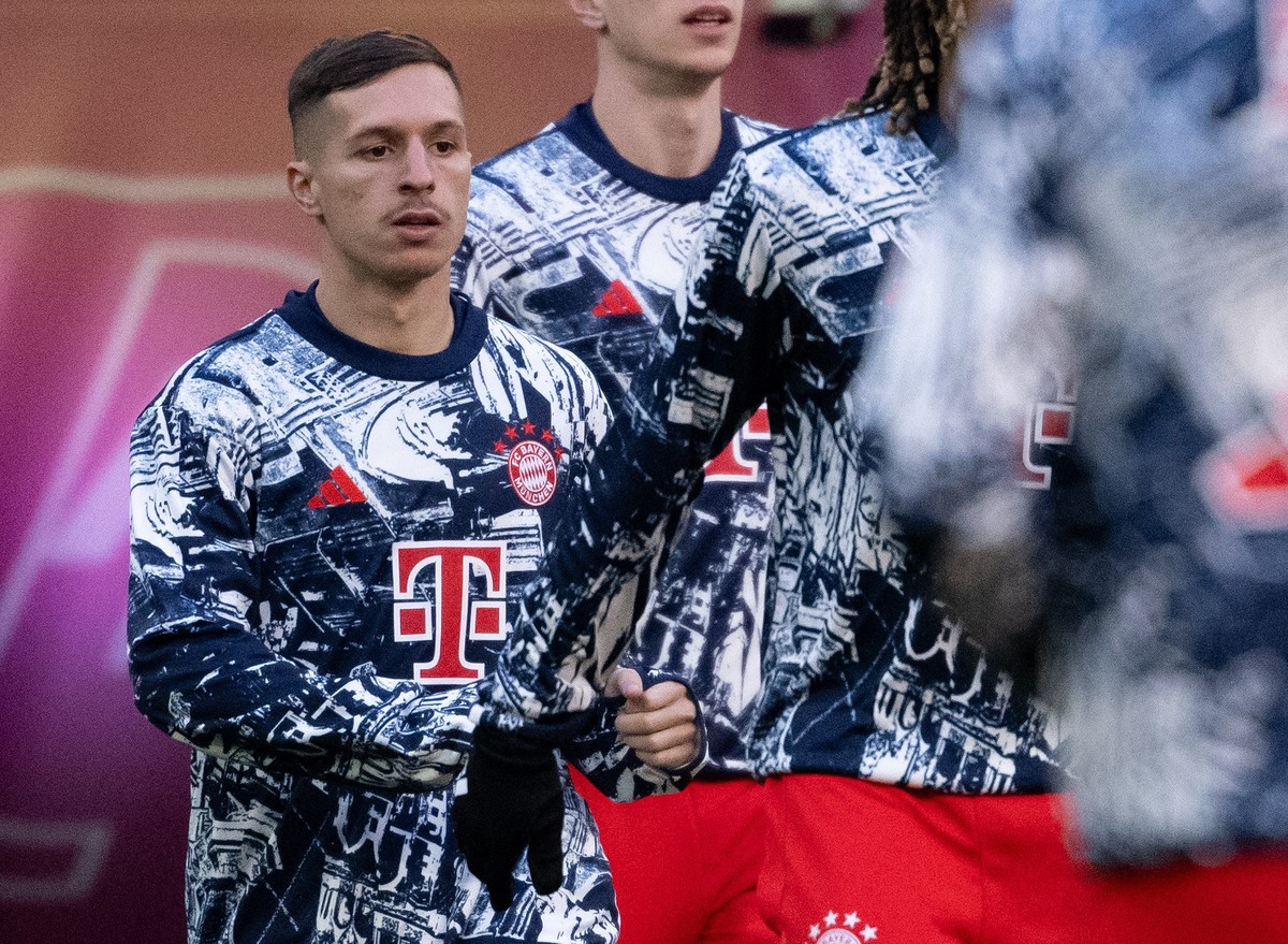 03.02.2024, Bayern, M�nchen: Fu�ball: Bundesliga, Bayern M�nchen - Borussia M�nchengladbach, 20. Spieltag, in der Allianz Arena. Bryan Zaragoza (l) von M�nchen w�rmt sich auf. Foto: Sven Hoppe/dpa - W ...