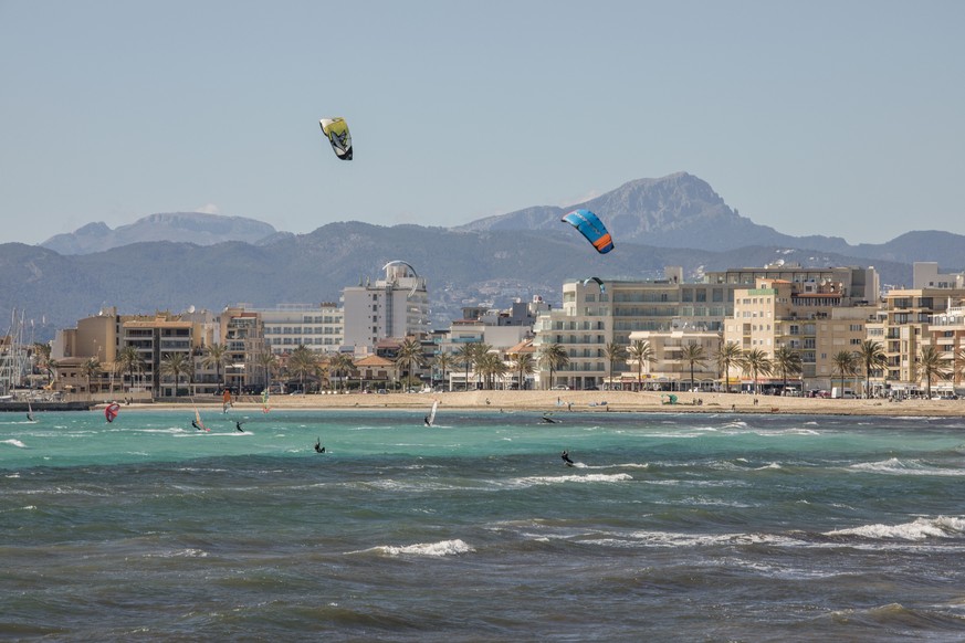 17.03.2021, Spanien, Mallorca: Kitesurfer genie