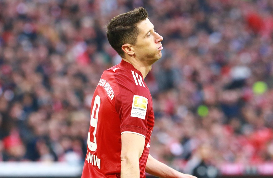 9 Robert Lewandowski FCB ohne Torerfolg, Portraet, Portrait, Fussball / 1. BL / FC Bayern Muenchen - Borussia Dortmund / 23.04.2022 / Allianz Arena / FOTO: Mladen Lackovic / LakoPress *** 9 Robert Lew ...