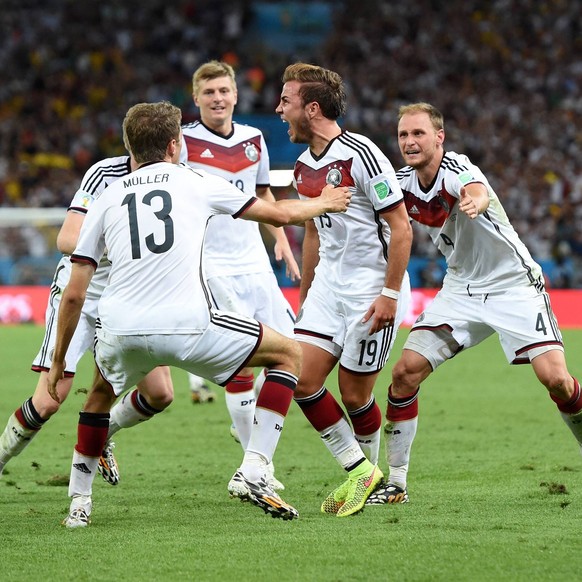 FUSSBALL WM 2014 FINALE Deutschland - Argentinien 13.07.2014 Thomas Mueller, Toni Kroos, Torschuetze Mario Götze und Benedikt Höwedes (v.l., alle Deutschland) jubeln nach dem 1:0 PUBLICATIONxNOTxINxAU ...