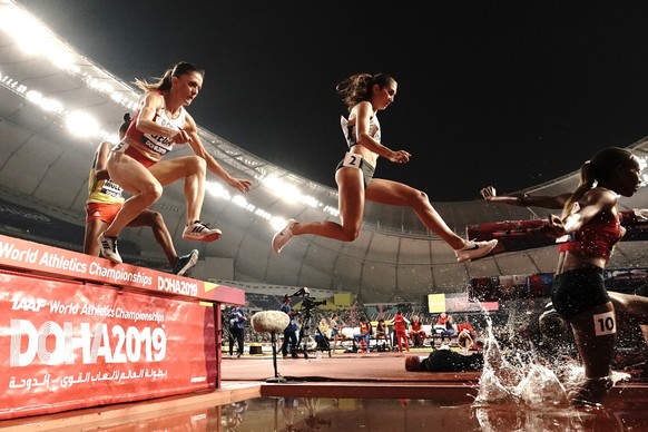 27.09.2019, Katar, Doha: Leichtathletik, WM, Weltmeisterschaft im Khalifa International Stadium: Frauen 3000 m Hindernis, Qualifikation: Gesa Felicitas Krause (M) aus Deutschland am Wasserhindernis. F ...