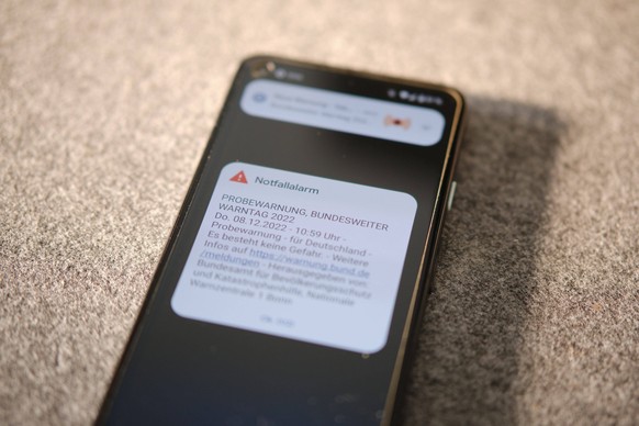 Tuebingen Bundesweiter Warntag, Warnung auf Smartphone, 08.12.2022 Cell Broadcast auf einem Smartphone, Bundesweiter Warntag 2022. Tuebingen, 08.12.2022 *** Tuebingen nationwide warning day, warning o ...