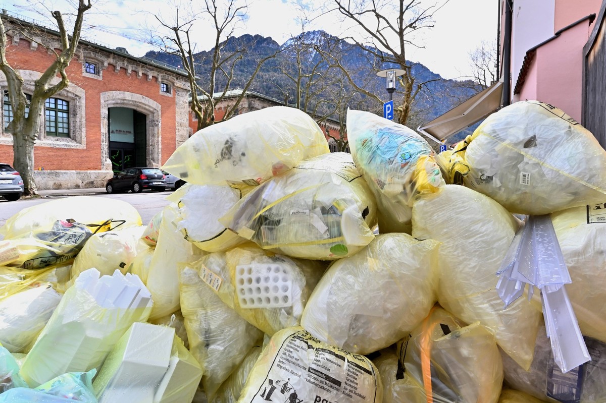 Recycling. Ordentlich verpackt in gelbe Säcke, wartet der gesammelte Plastikmüll auf seine Wiederverwertung. Bad Reichenhall Bayern Deutschland *** Recycling Neatly packed in yellow bags, the collecte ...
